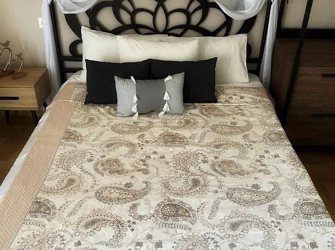 Guestrooms מלון דירות